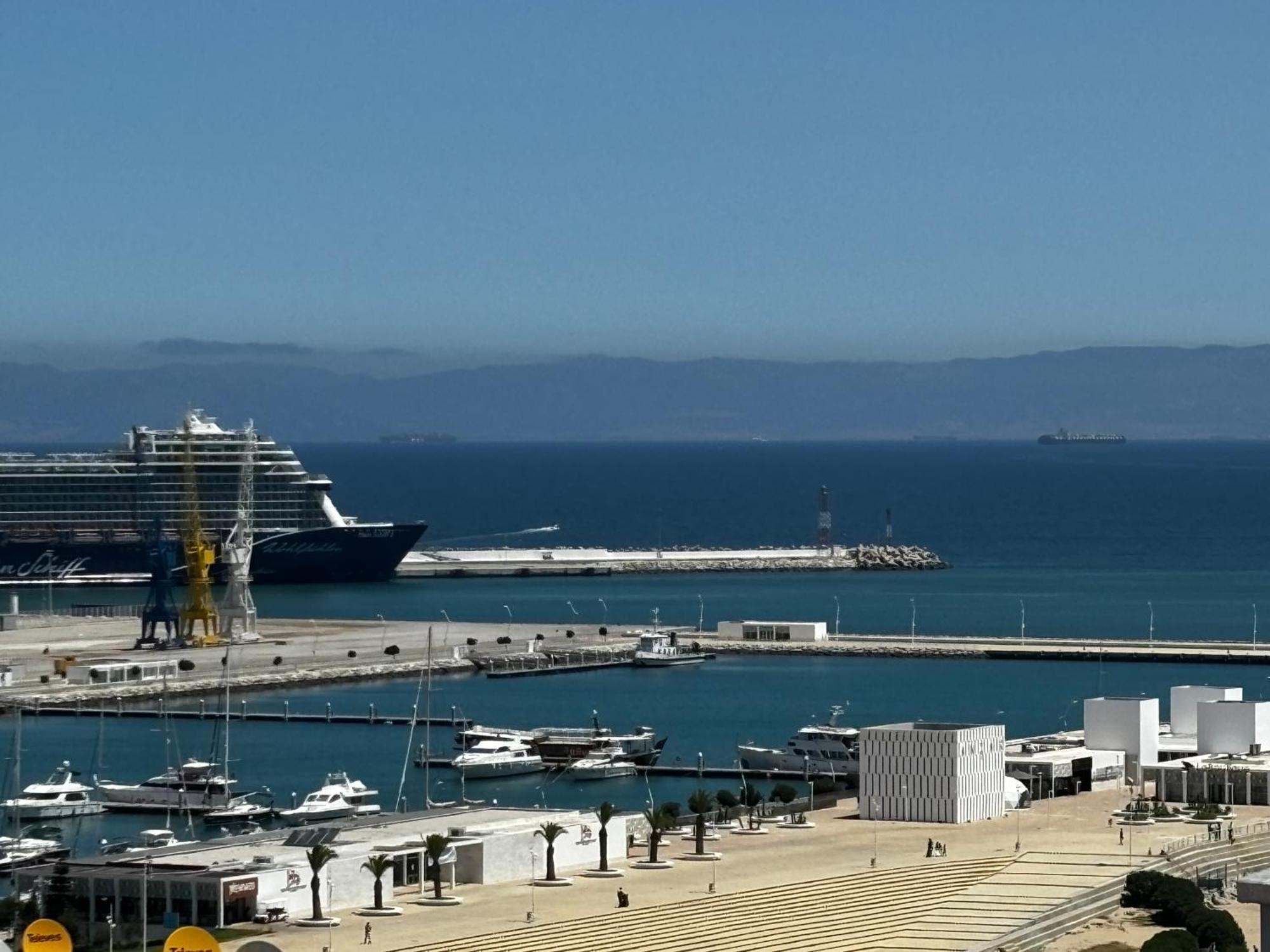 Marina View Residence Luxurious Studio Retreat With Stunning Ocean Views 1 Double Bedroom, 1 Convertible Couch Tanger Exterior foto